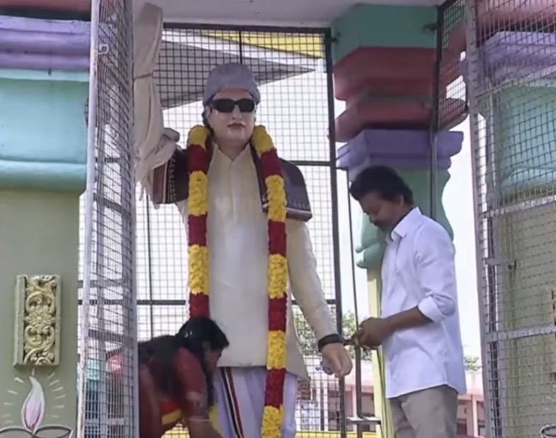 Vijay paying respects at an MGR statue